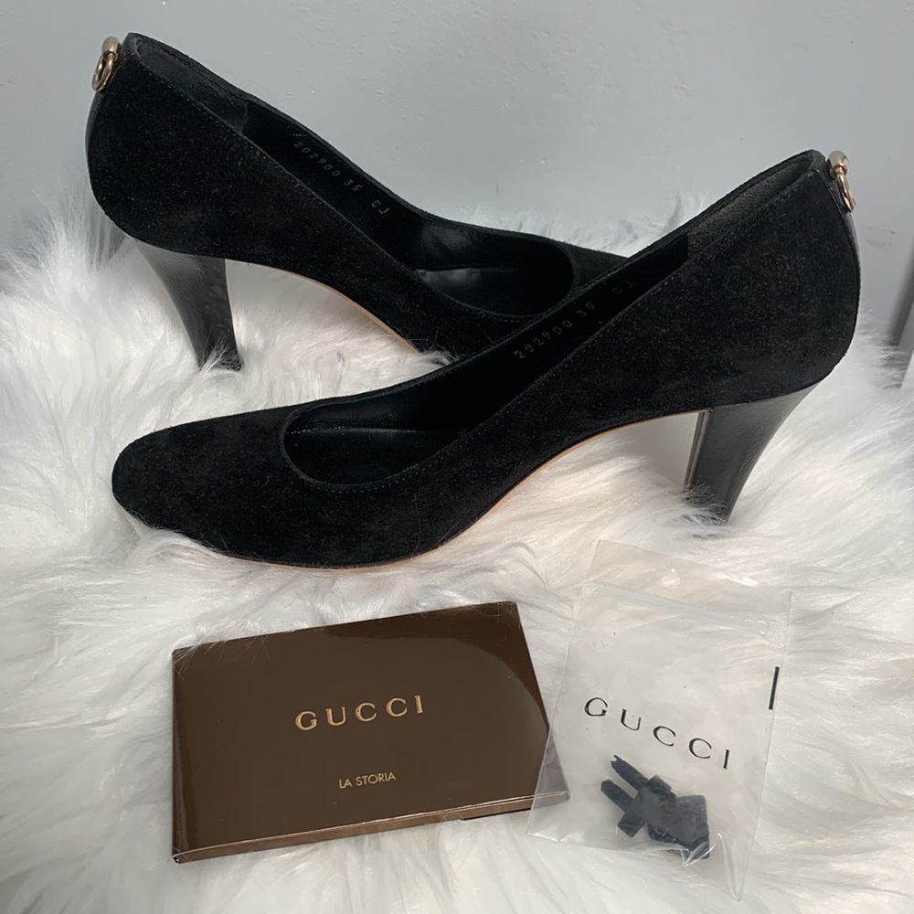 Authentic Gucci black suede pumps with gold decal - Picture 5 of 17